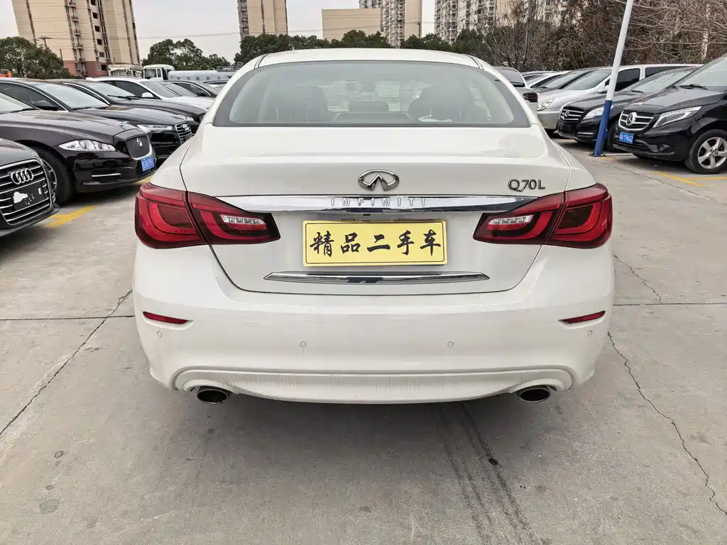 INFINITI Q70