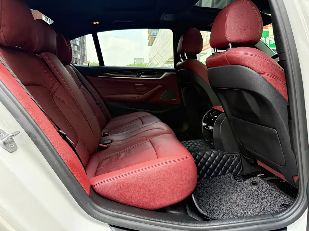 BMW 5 Series — миниатюра 13