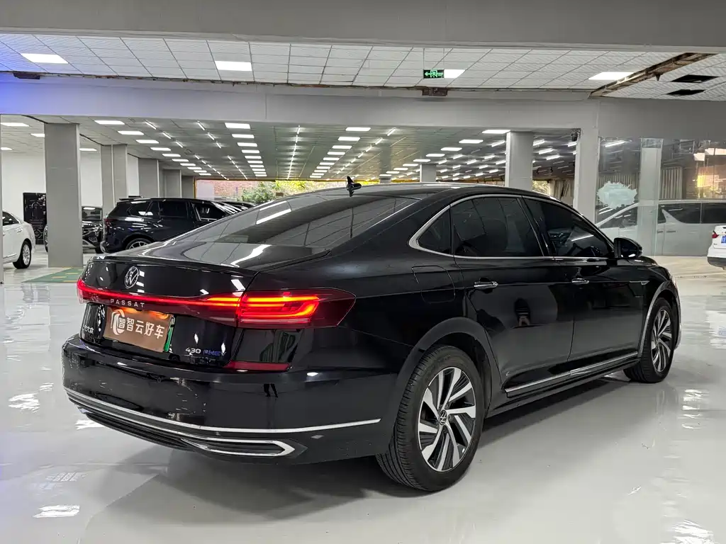 Volkswagen Passat PHEV — миниатюра 9