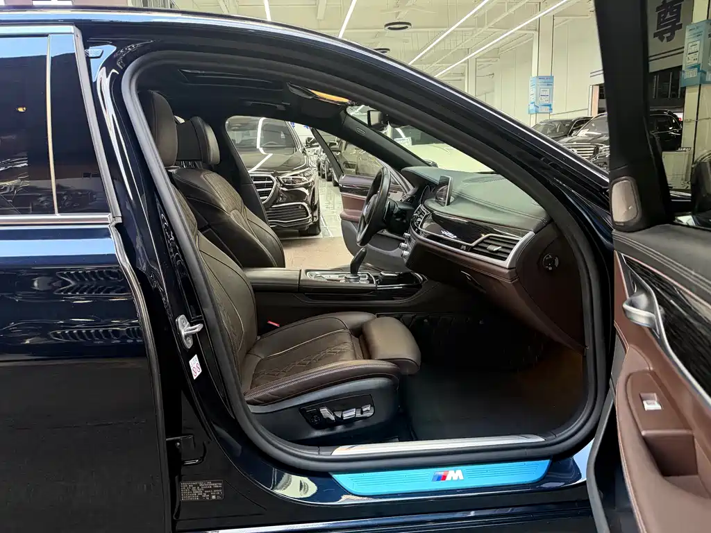 BMW 7 Series — миниатюра 13