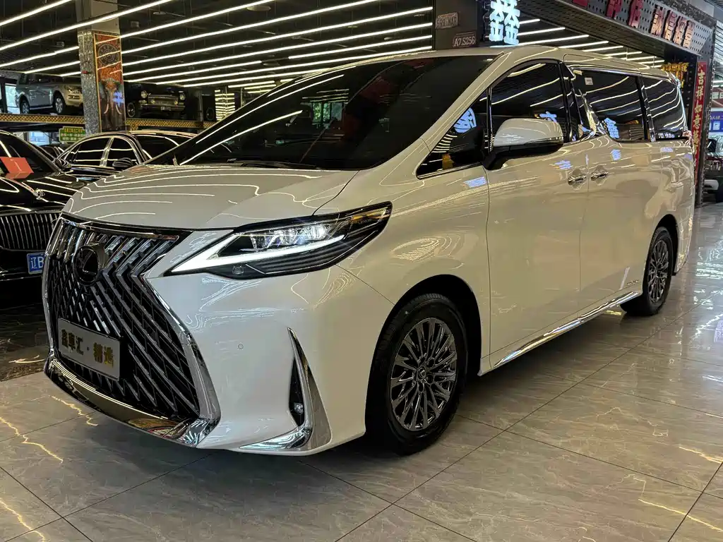 Lexus LM