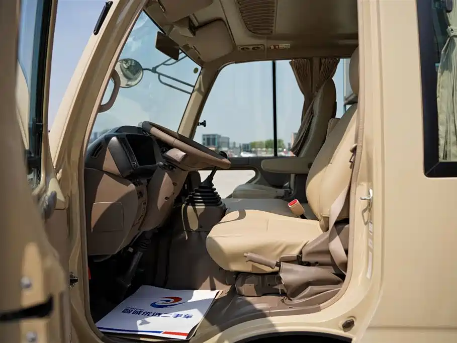 Toyota Coaster — миниатюра 9