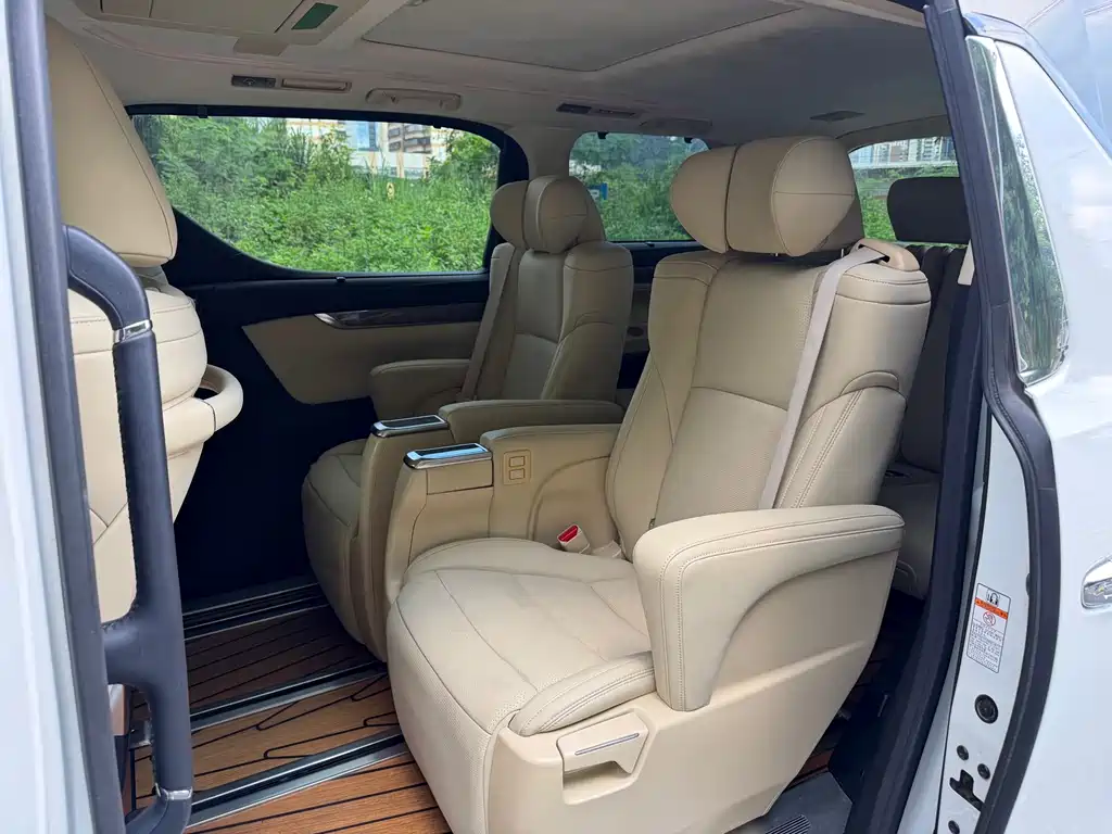 Toyota Alphard — миниатюра 7