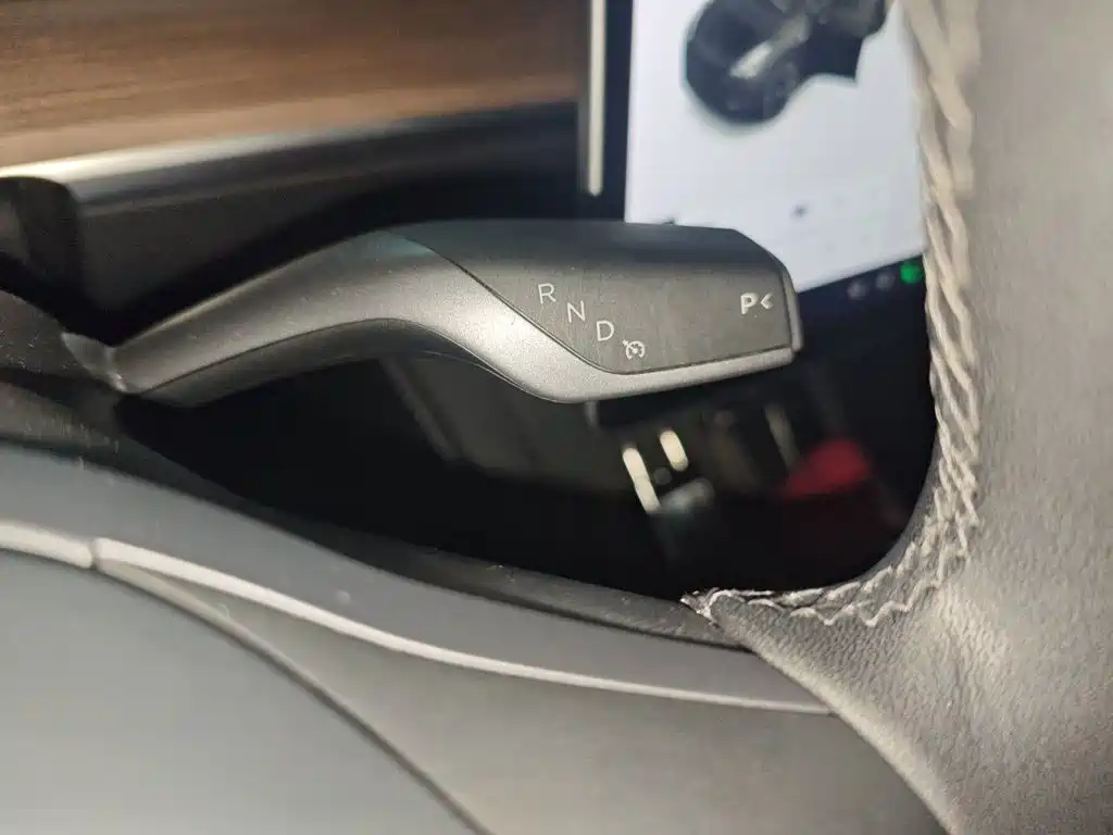 Tesla Model Y — миниатюра 16