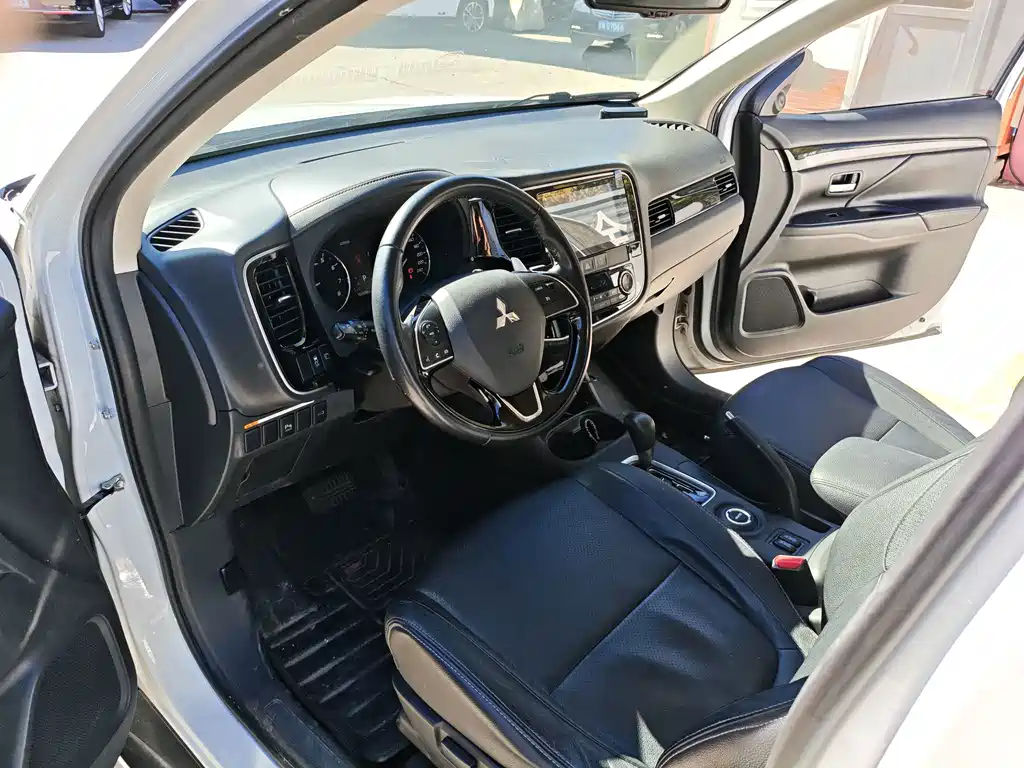 Mitsubishi Outlander — миниатюра 7