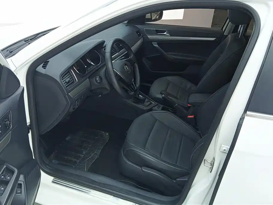 Volkswagen Lavida 2015 230TSI DSG Comfort