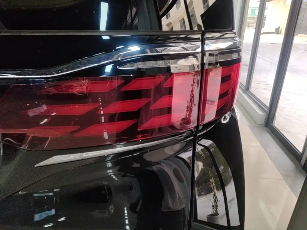 Toyota Alphard — миниатюра 8