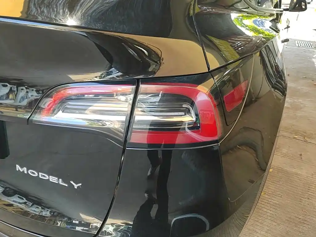 Tesla Model Y — миниатюра 8