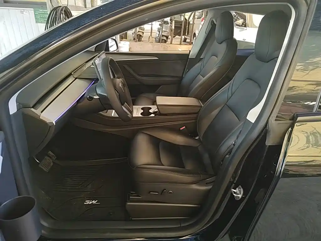 Tesla Model Y — миниатюра 15