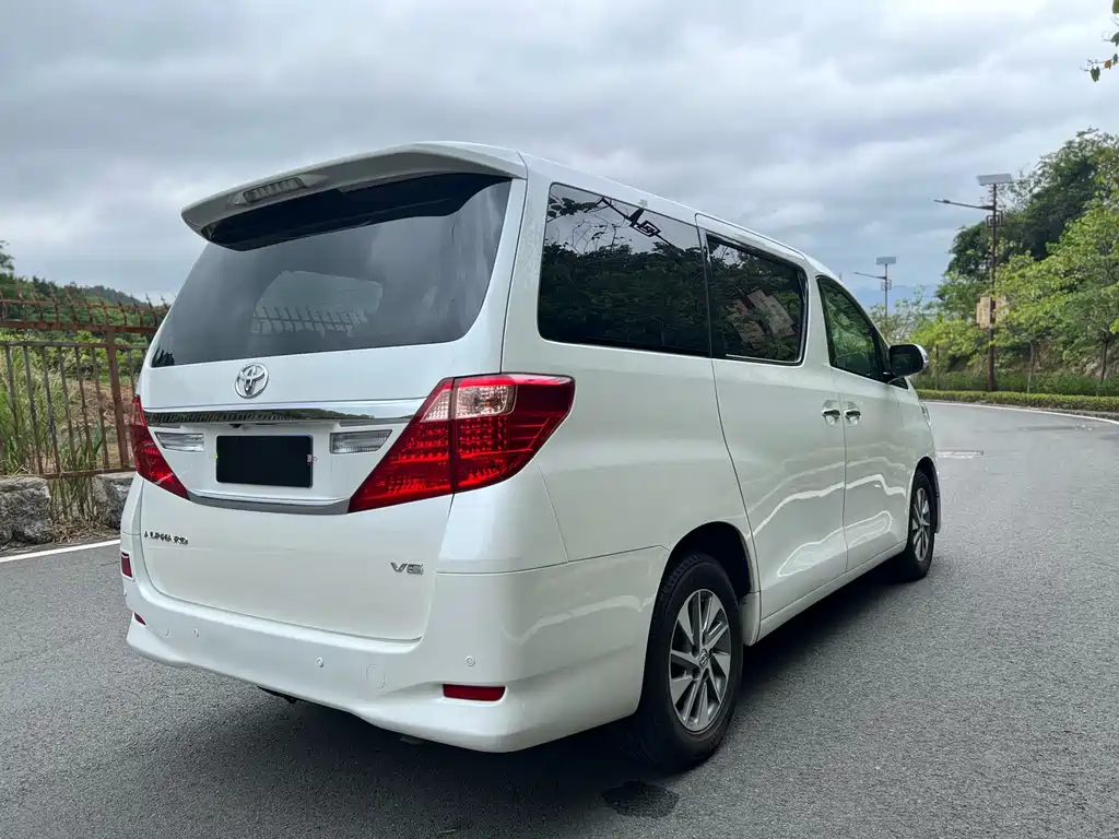 Toyota Alphard — миниатюра 5