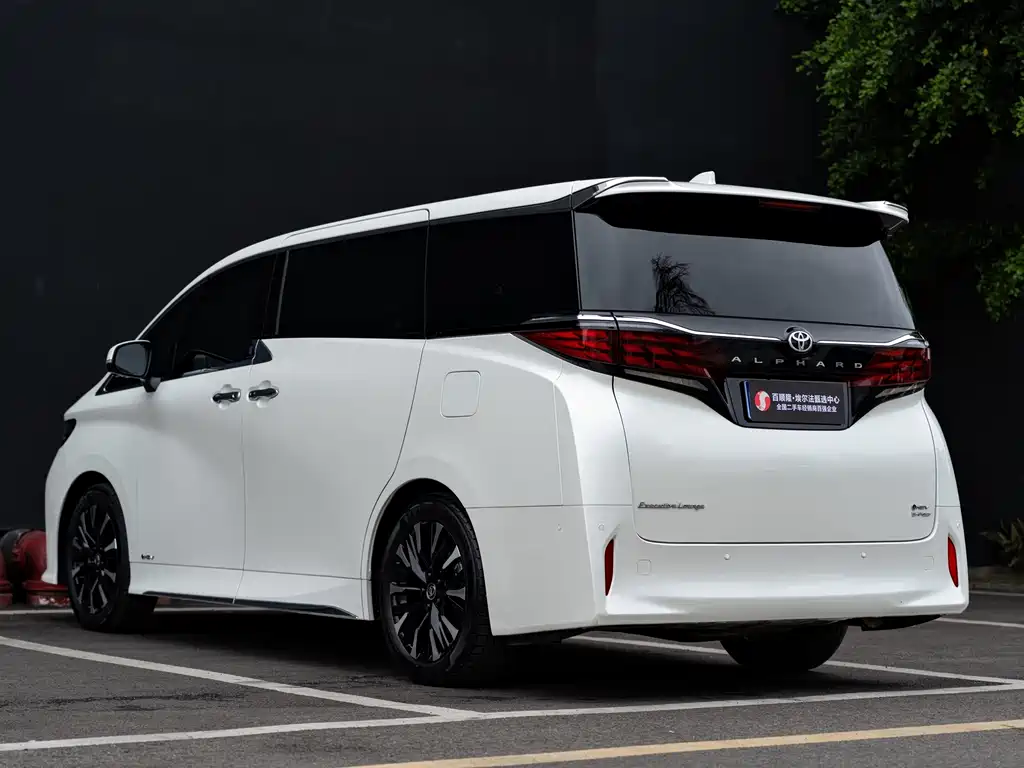 Toyota Alphard — миниатюра 16