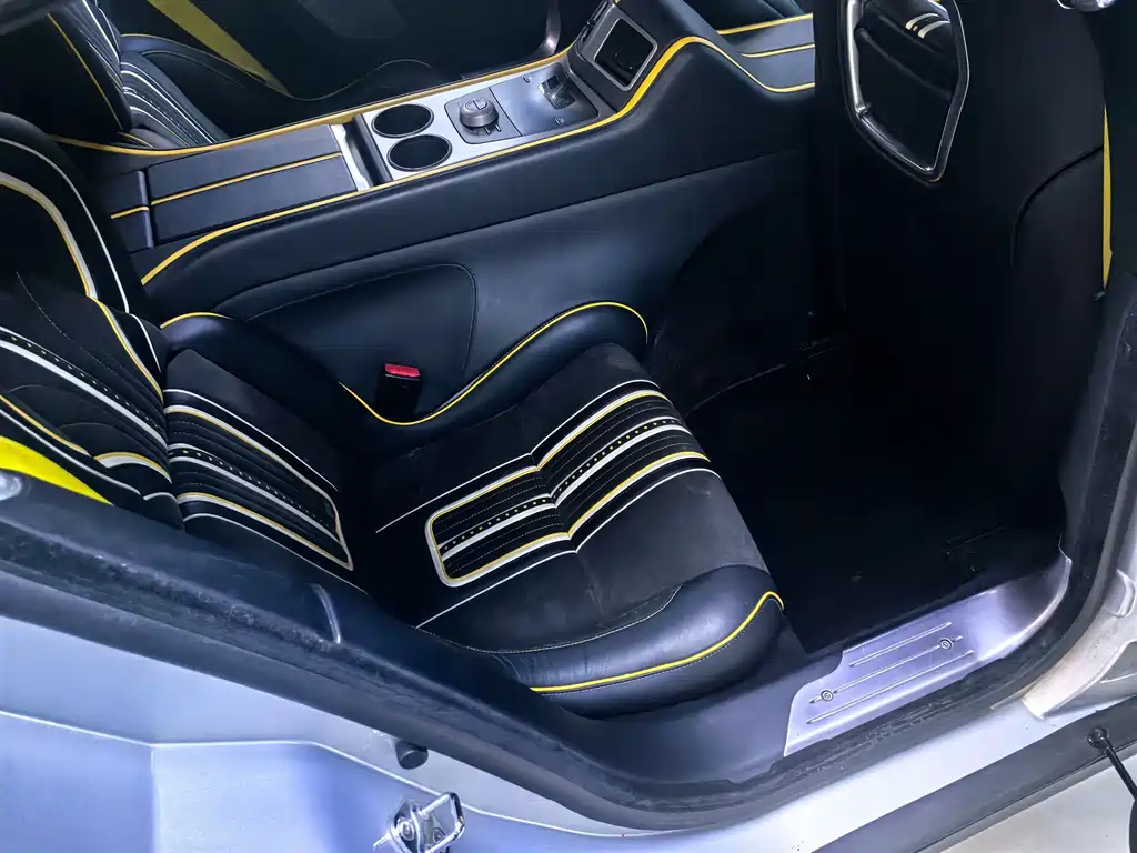 Aston Martin Rapide — миниатюра 9