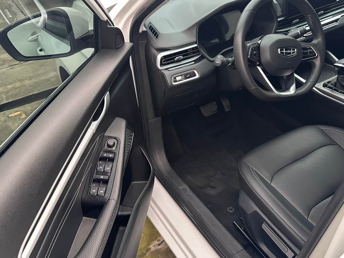 Geely Emgrand 1.5 л 2022 г. Белый, пробег 35000 км
