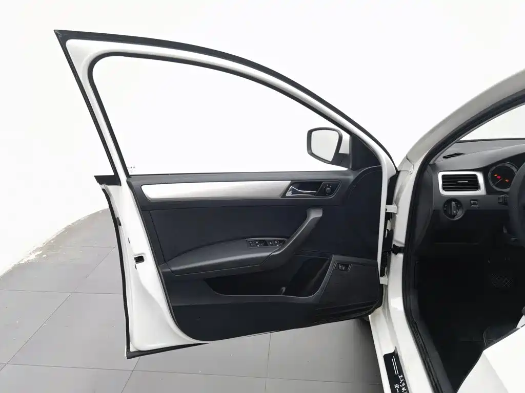 Skoda Rapid — миниатюра 8