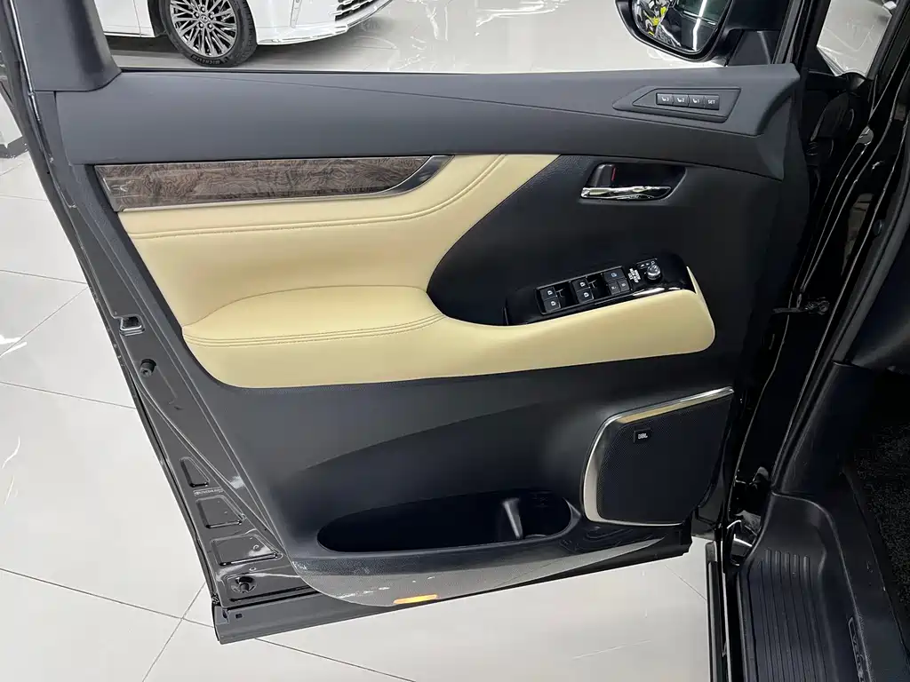 Toyota Vellfire — миниатюра 21