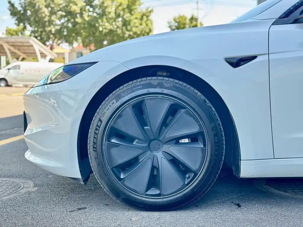 Tesla Model 3 — миниатюра 5