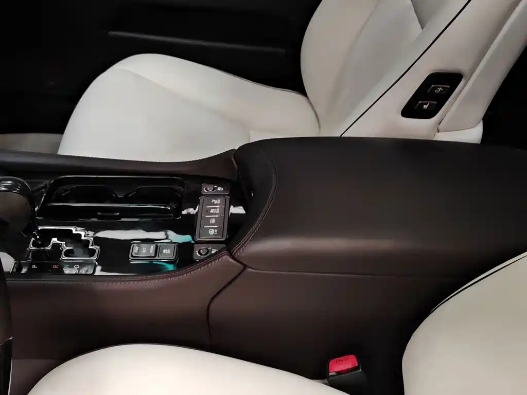 Lexus LS — миниатюра 8