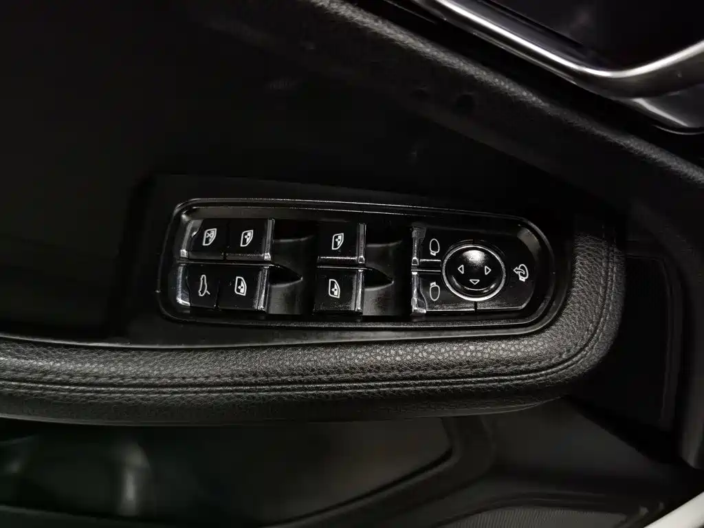 Porsche Macan — миниатюра 9