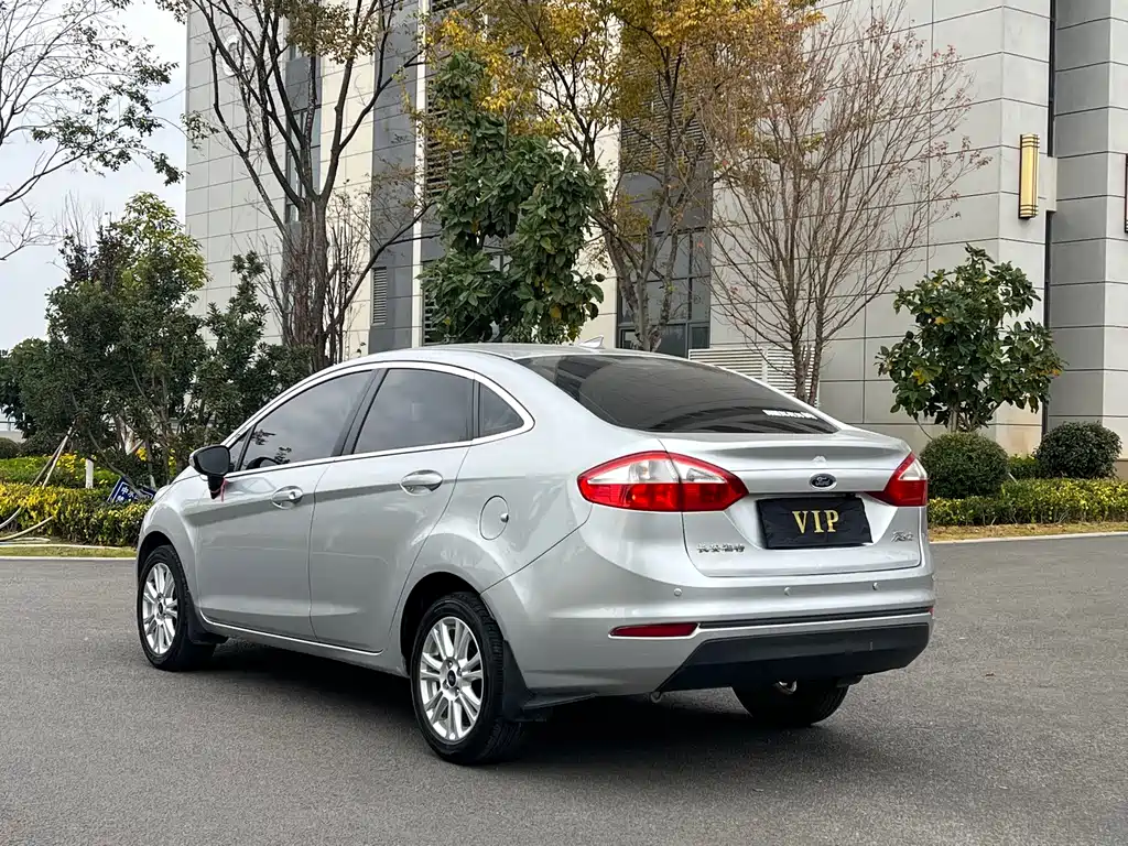 Ford Fiesta 2013 1.5L MT Fashion