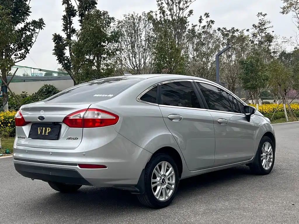 Ford Fiesta 2013 1.5L MT Fashion