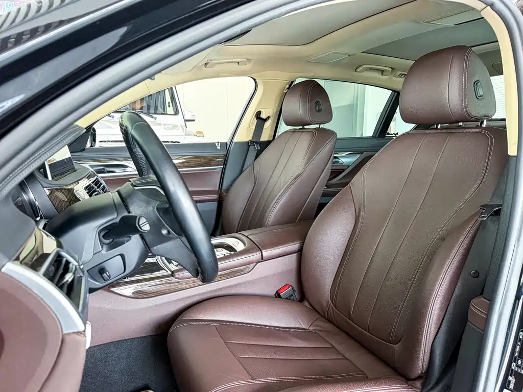 BMW 7 Series — миниатюра 9