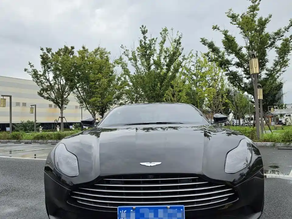 Aston Martin DB11 — миниатюра 2