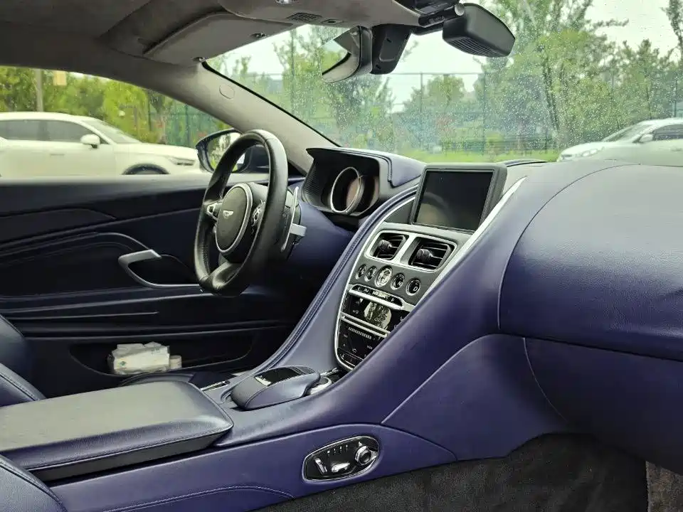 Aston Martin DB11 — миниатюра 6