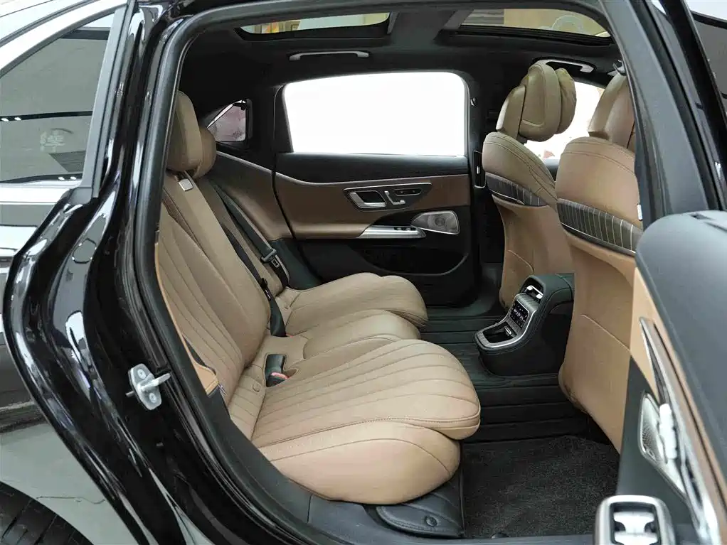 Mercedes-Benz E-Class — миниатюра 13