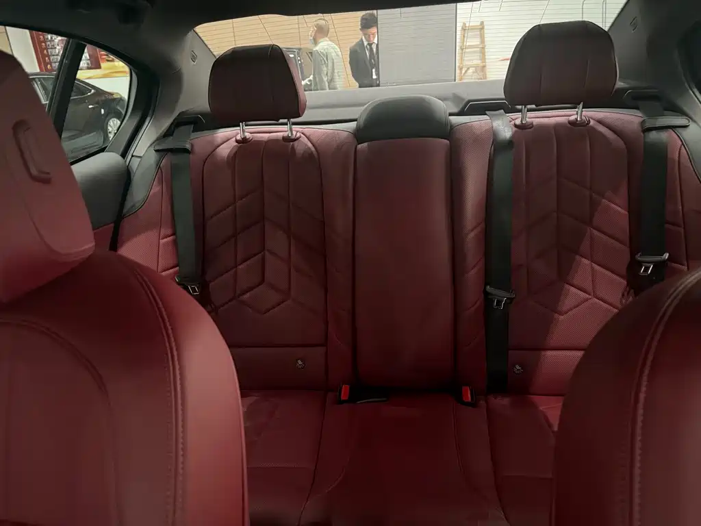 BMW 5 Series — миниатюра 7
