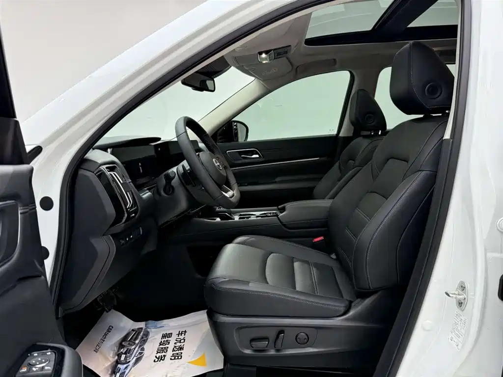 NISSAN EXPLORING THE LAND