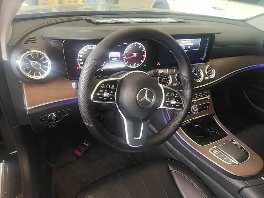 Mercedes-Benz E-Class — миниатюра 11