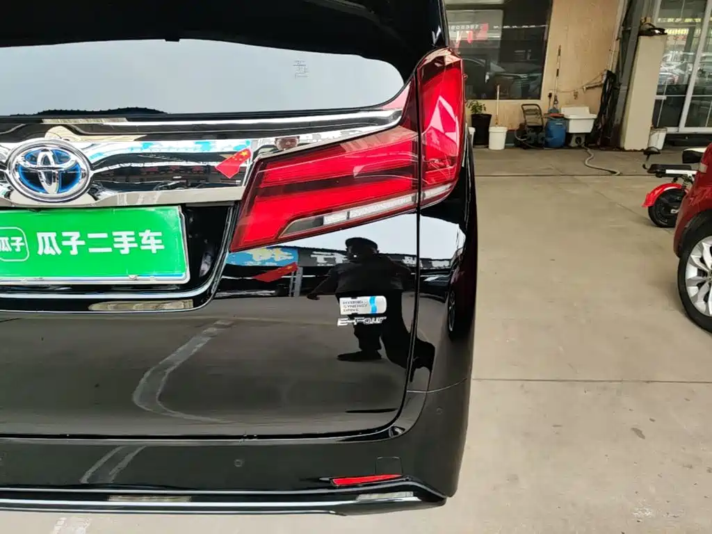 Toyota Alphard — миниатюра 8