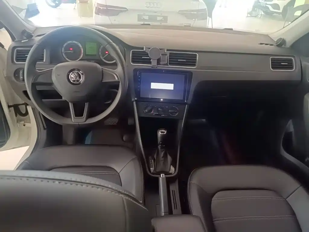Skoda Rapid — миниатюра 10