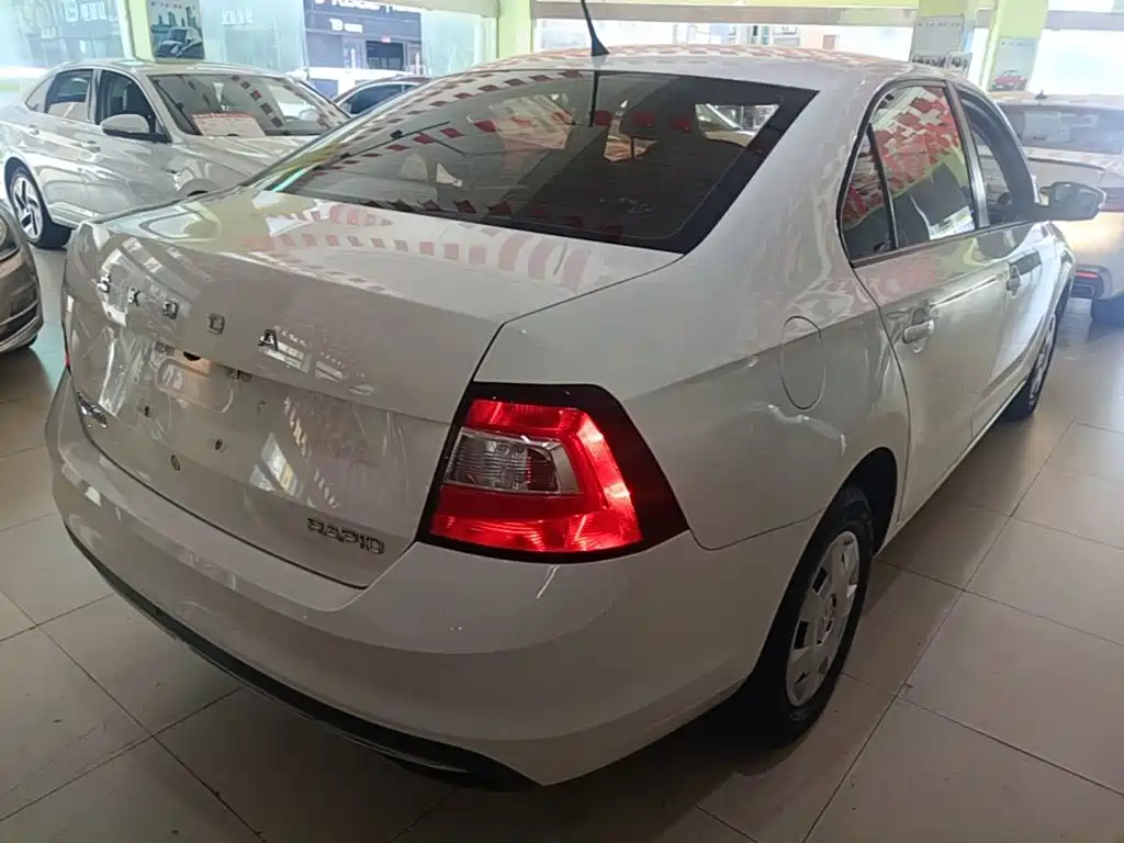 Skoda Rapid — миниатюра 7