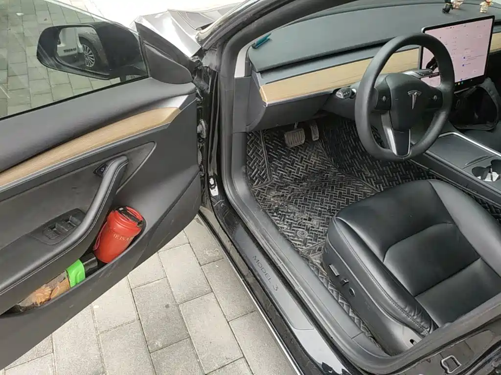 Tesla Model 3 — миниатюра 16
