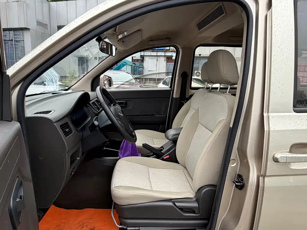 Wuling Rongguang V — миниатюра 5