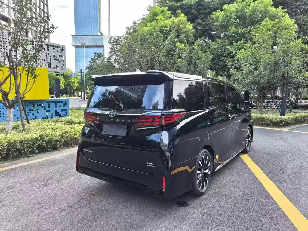 Toyota Alphard — миниатюра 3