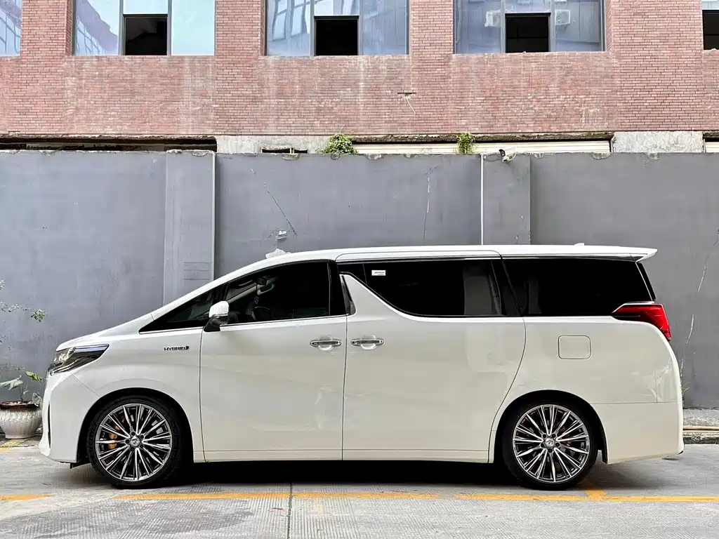 Toyota Alphard — миниатюра 8