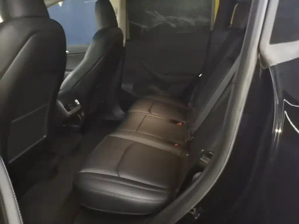 Tesla Model Y — миниатюра 17