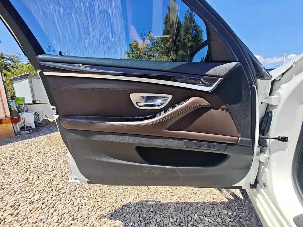 BMW 5 Series — миниатюра 13
