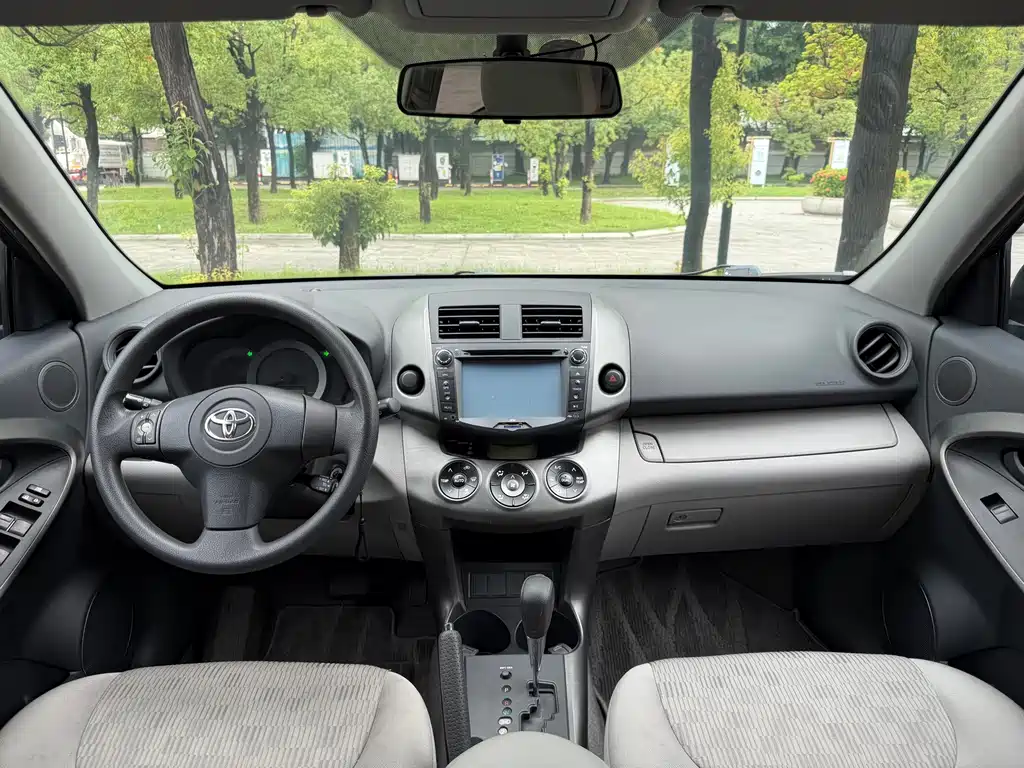 Toyota RAV4 — миниатюра 10