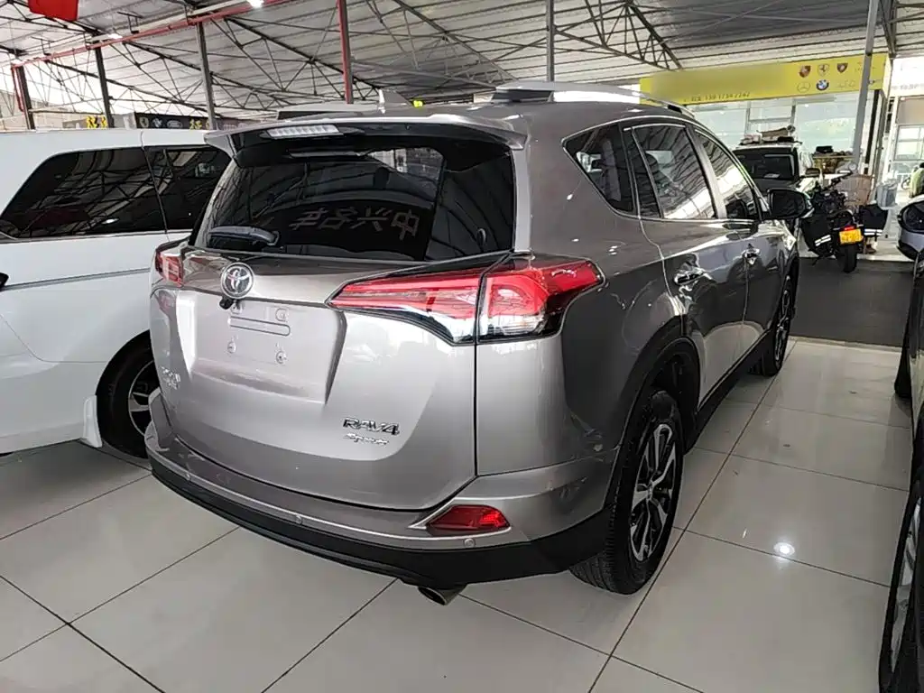 Toyota RAV4 — миниатюра 7