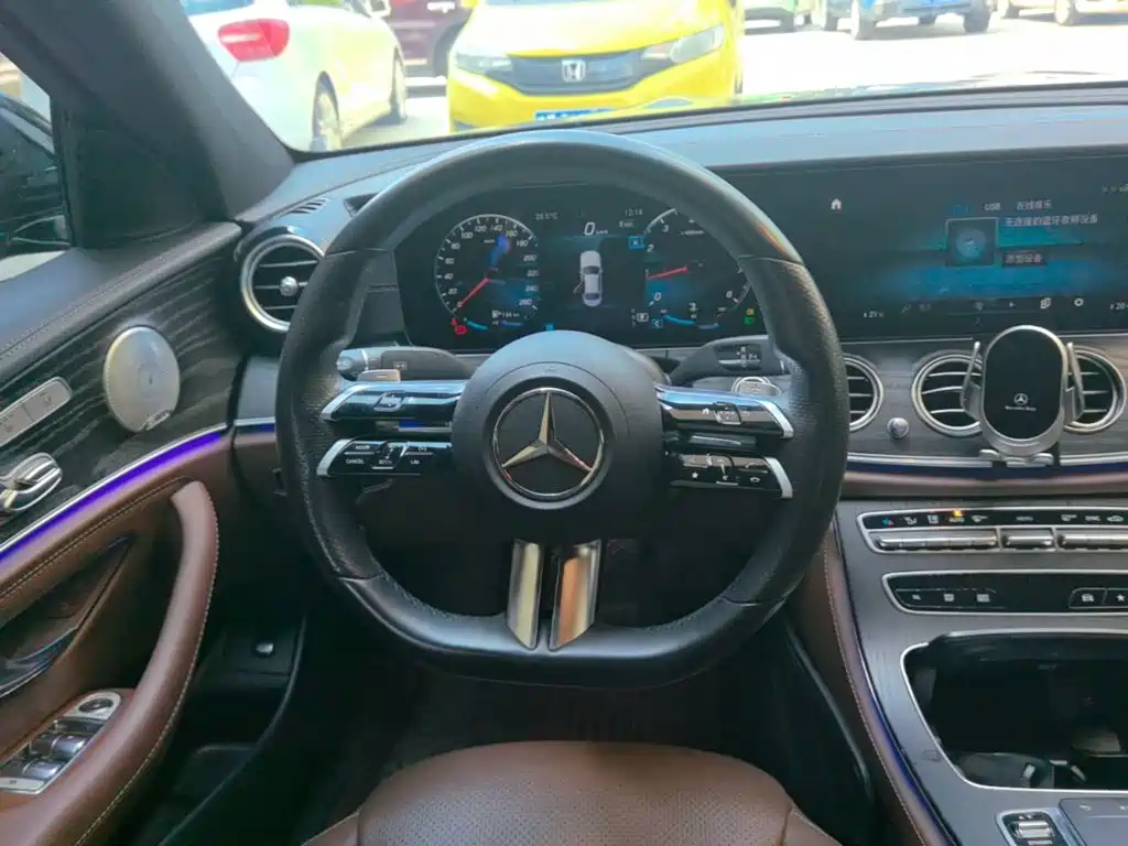 Mercedes-Benz E-Class — миниатюра 11