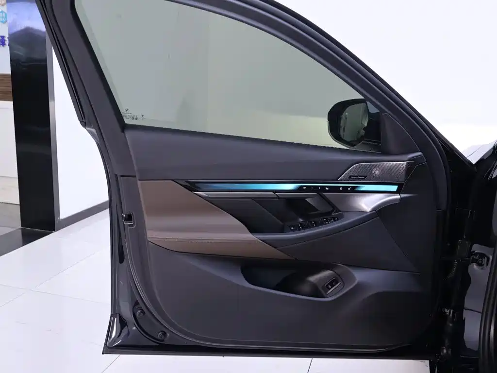 BMW 5 Series — миниатюра 18