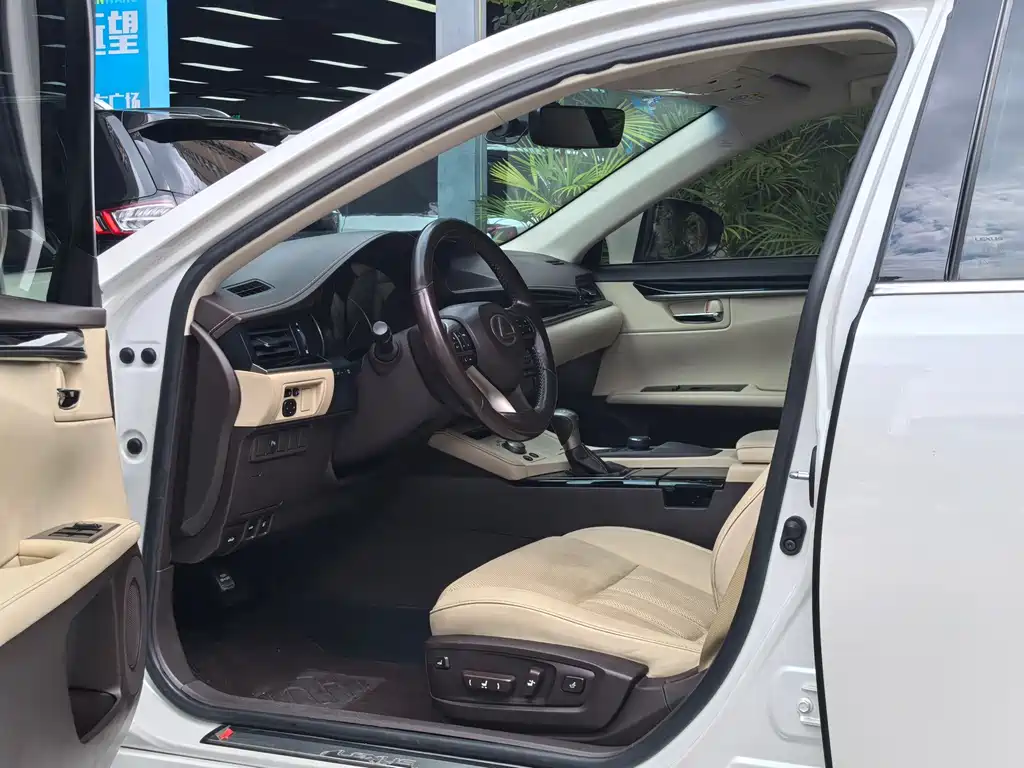 Lexus ES — миниатюра 11