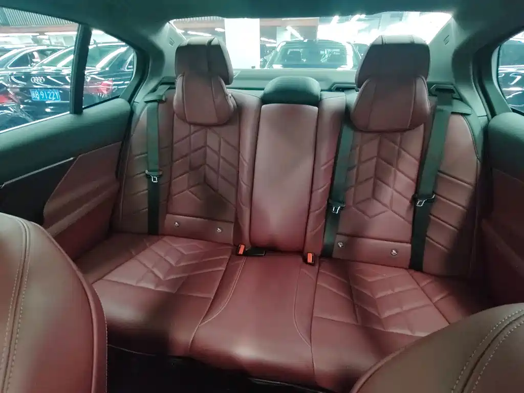 BMW 5 Series — миниатюра 9