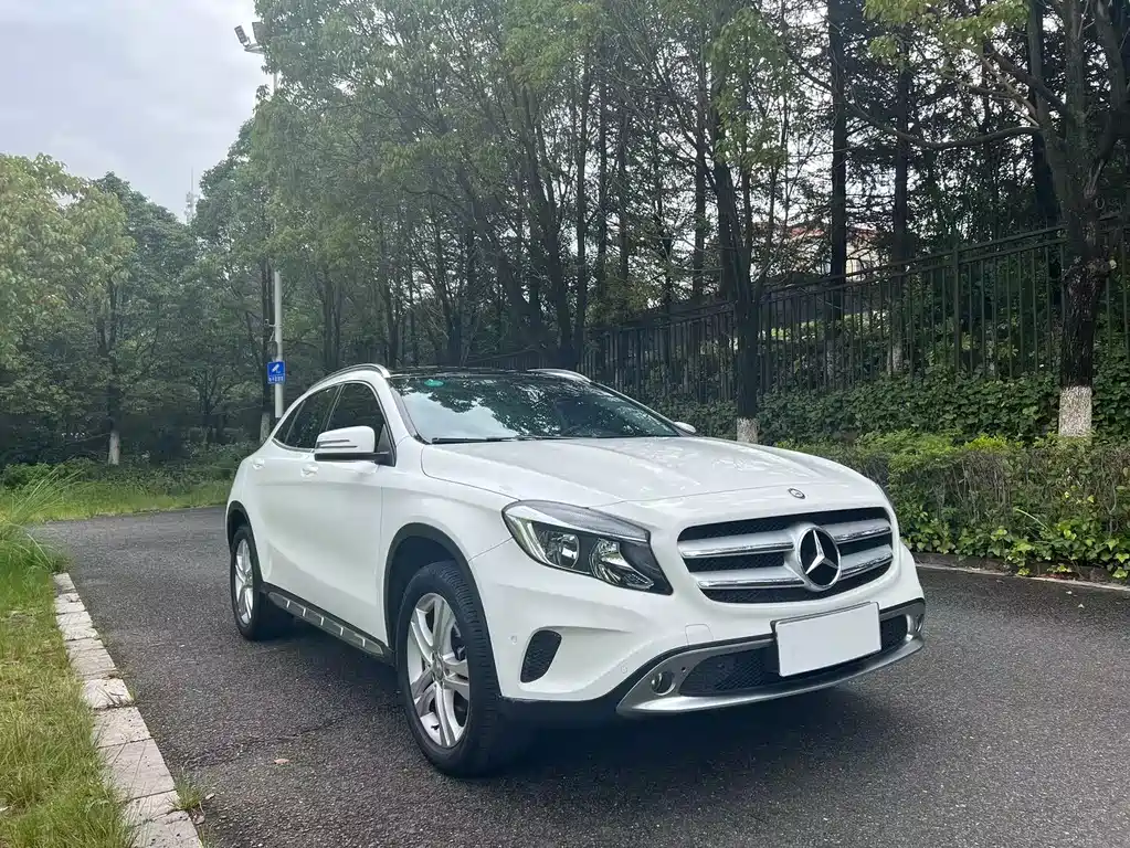 MERCEDES-BENZ  GLA