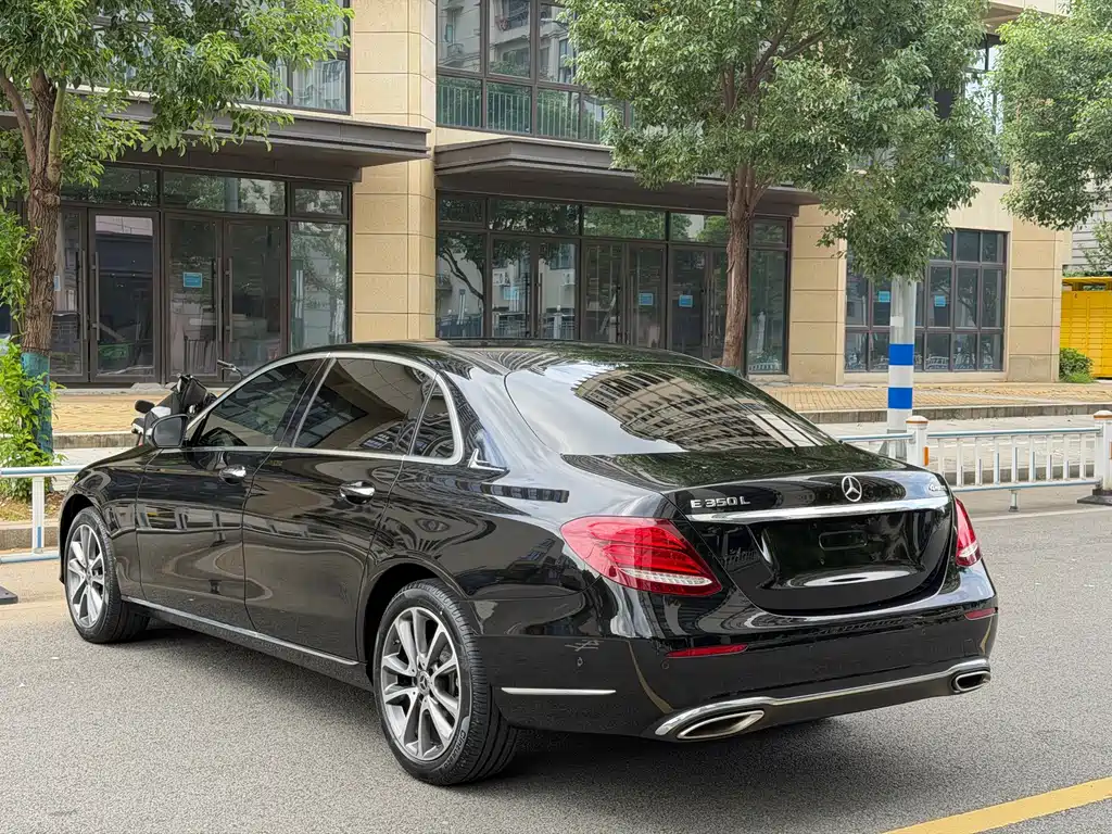 Mercedes-Benz E-Class — миниатюра 13
