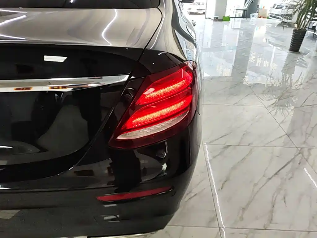 Mercedes-Benz E-Class — миниатюра 8