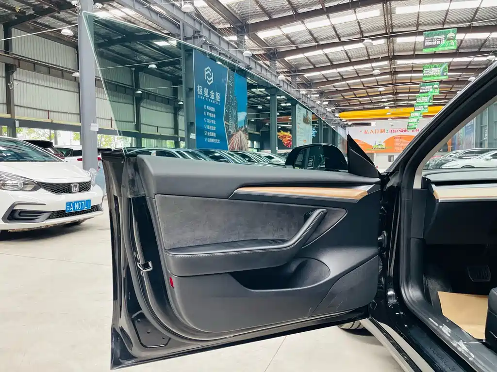 Tesla Model 3 — миниатюра 12